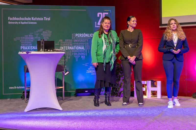 Karin Steiner zusammen mit den Moderatorinnen Sophie Hemetsberger und Ivana Filipovic erneut auf der Bühne. | © FH Kufstein Tirol