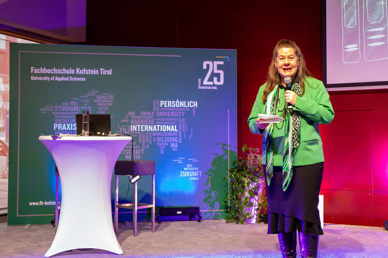 Dipl.-Kfm. Karin Steiner auf dem Podium als Organisatorin des 7€ Cash@School-Wettbewerbs im Festsaal der FH Kufstein Tirol. | © FH Kufstein Tirol