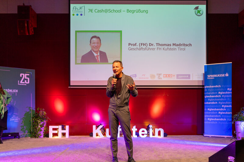 Prof. (FH) Dr. Thomas Madritsch auf der Bühne beim 7€ Cash@School-Wettbewerb an der FH Kufstein Tirol. | © FH Kufstein Tirol