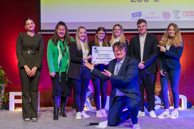 Die Gewinner:innen des Sonderpreises Nachhaltigkeit, zusammen mit den Moderatorinnen Sophie Hemetsberger und Ivana Filipovic, Karin Steiner und Prof. Johannes Lindner, IFTE & e.e.si-Bundeskoordinator. | © FH Kufstein Tirol