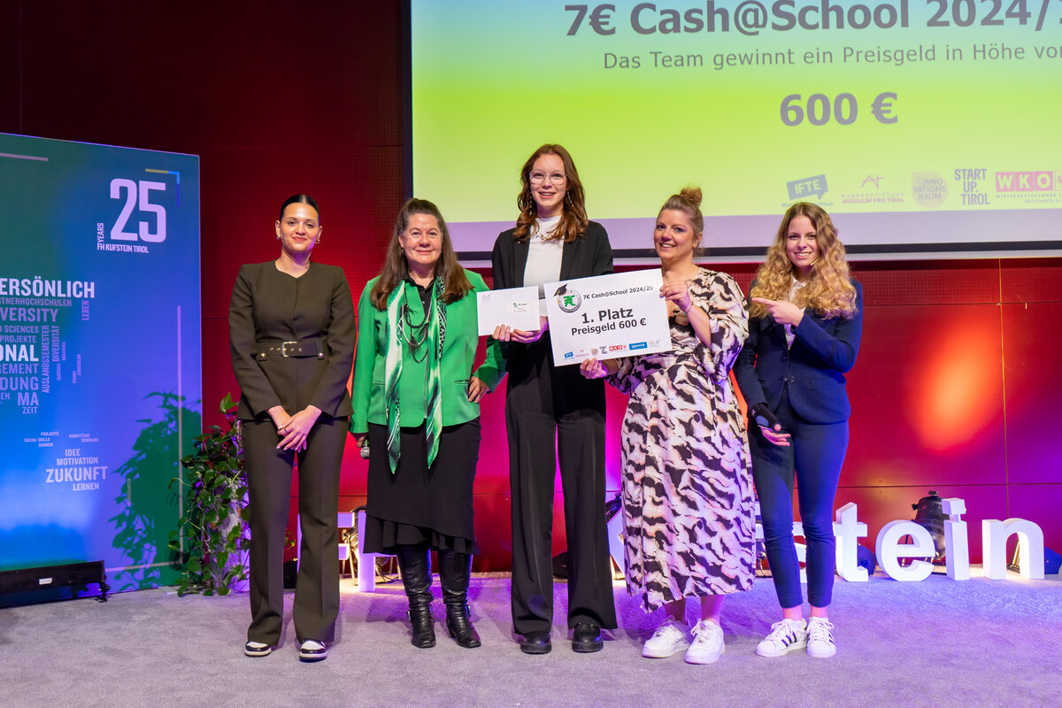 7euro_cash_at_school_wettbewerb_siegerbild_team_javilaans_knotenzauber | © FH Kufstein Tirol Das Team Javilaan’s Knotenzauber freut sich über den 1. Platz und 600 EUR Preisgeld. | © FH Kufstein Tirol