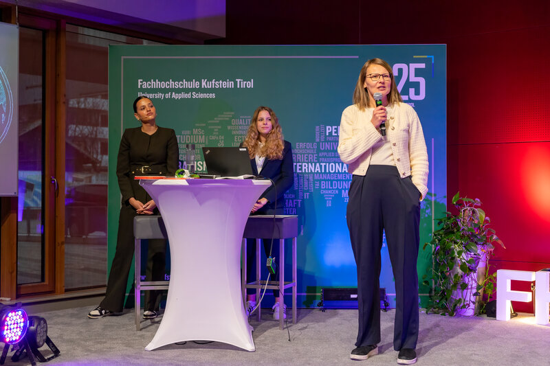 Die Moderator:innen von 7 € Cash@School zusammen mit Frau Mag. Magdalena Wasilewski von der Wirtschaftskammer Innsbruck. | © FH Kufstein Tirol
