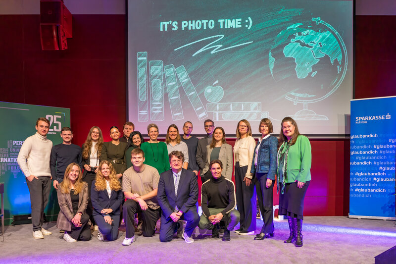 Die Praxiprojektgruppe aus dem Studiengang Leadership & Management zusammen mit der Jury des Wettbewerbs 7 € Cash@School. | © FH Kufstein Tirol
