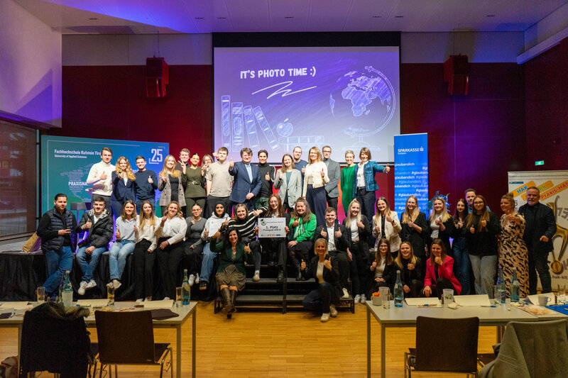 Ein abschließendes Gruppenbild mit allen Beteiligten des 7 € Cash@School-Wettbewerbs, darunter die Jury, die Organisatorin, die Praxisprojektgruppe, Schüler:innen und weitere Beteiligte. | © FH Kufstein Tirol