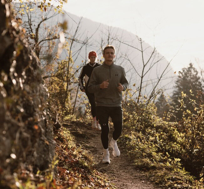 Kuftrail Titelbild | © FH Kufstein Tirol zwei Läufer:innnen auf einem Wanderweg | © FH Kufstein Tirol