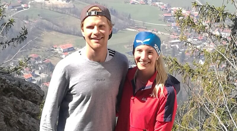 Lea und Stefan beim Wandern auf einen Berg, im Hintergrund sieht man das Tal.  | © Privat