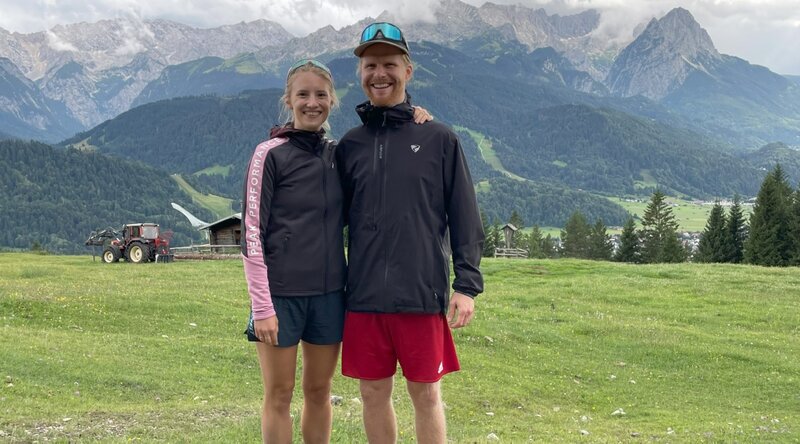 Lea und Stefan bei einer Wanderung, im Hintergrund ist ein Bergpanorama zu sehen.  | © Privat