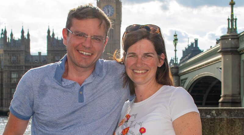 Elisabeth und Jörg posieren vor dem Big Ben in London.  | © Privat