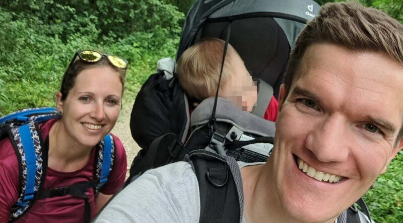 Teresa und Peter beim Wandern mit ihrem Kind in einer Rückentrage auf einem Waldweg. | © Privat