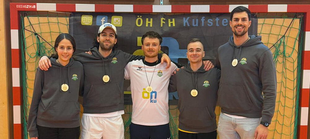 CastleCup 2025 Veranstaltungsteam | © FH Kufstein Tirol Fünf Personen, davon eine Frau, haben den Arm umeinander gelegt und stehen in einem Fußballtor. | © FH Kufstein Tirol
