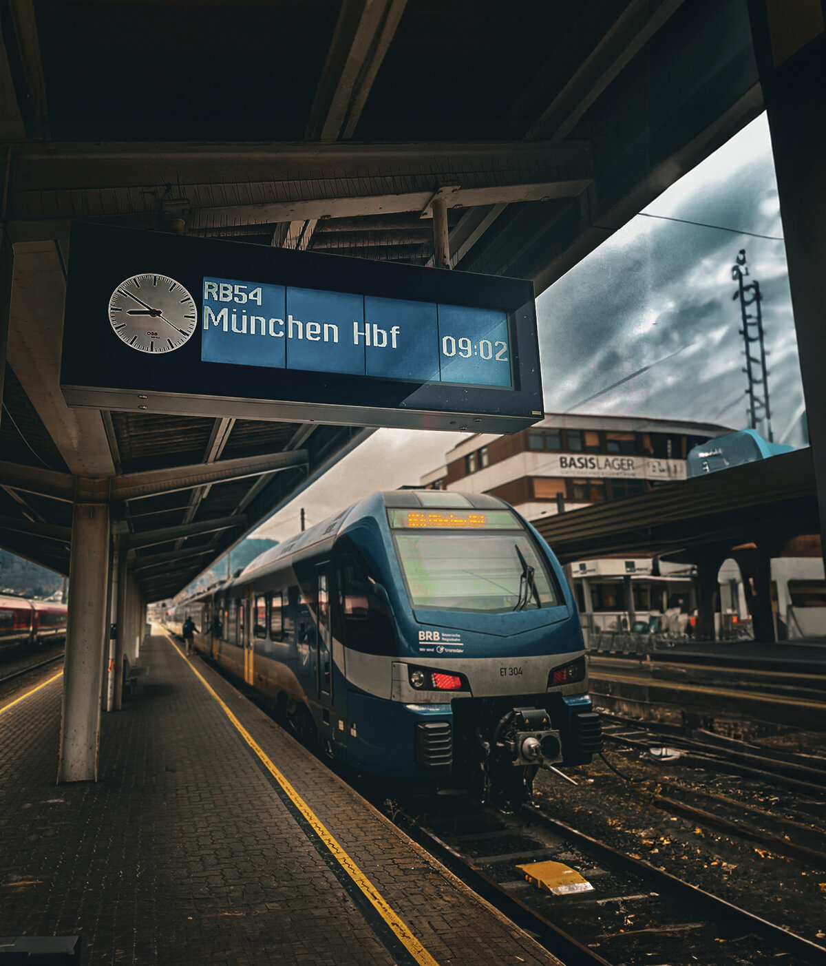 MVV Titelbild 2 | © FH Kufstein Tirol ki-adaptiert Stehender Zug am Bahnhof Kufstein | © FH Kufstein Tirol ki-adaptiert