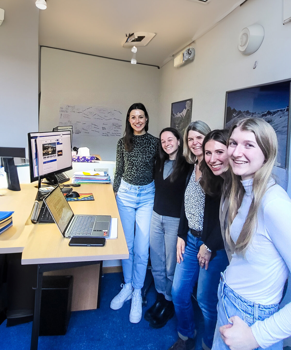 Feratel Innsbruck | © feratel media technologies AG ki-adaptiert Studentinnen vor dem Schreibtisch mit Ines Zitturi | © feratel media technologies AG ki-adaptiert