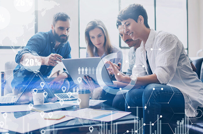 Wahlkampf Titelbild | © AdobeStock SFIO CRACHO Personen blicken auf einen Laptop über das Bild sind Linien gelegt. | © AdobeStock SFIO CRACHO