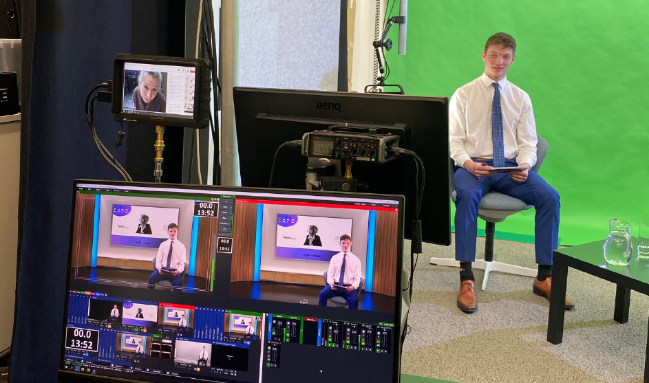 SKVM-Exponline-2025-FH-Kufstein-Tirol | © FH Kufstein Tirol EXPOnline-Moderator Severin Heidelberger vor einem Greenscreen im Media Lab der FH Kufstein Tirol. | © FH Kufstein Tirol