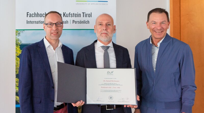 FH-Rektor Prof. (FH) PD Dr. Mario Döller, Asc. Prof. (FH) Michael Petke, MA, sowie Prof. (FH) Dr. Thomas Madritsch, Geschäftsführer FH Kufstein Tirol bei der feierlichen Urkundenübergabe.  | © FH Kufstein Tirol