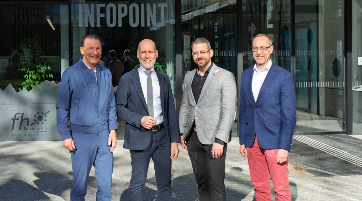 Antrittsvorlesung-Madritsch-Wollmann-Petke-Doeller-Eingang-FH-Kufstein-Tirol | © FH Kufstein Tirol Prof. (FH) Dr. Thomas Madritsch, Geschäftsführer FH Kufstein Tirol; Prof. (FH) Dr. Bernd Wollmann; Asc. Prof. (FH) Michael Petke, MA; FH-Rektor Prof. (FH) Dr. Mario Döller vor dem Eingang der FH Kufstein Tirol. | © FH Kufstein Tirol