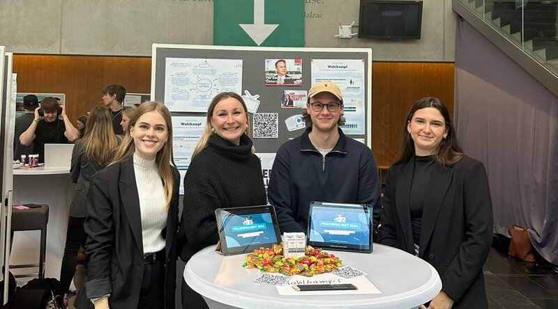 Expo-2025-MKM-DIM-Studierende-an-Stand-Praxisprojekt-Wahlkampf | © FH Kufstein Tirol