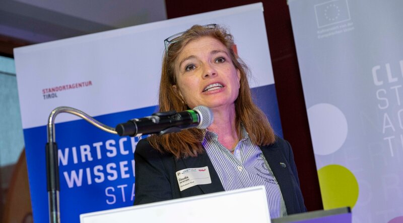 Vizerektorin Prof. (FH) Dr. Claudia Van der Vorst hält eine Rede anlässlich der Eröffnung des Girls! TECH UP Days.  | © OVE
