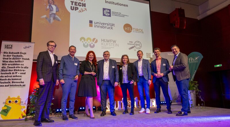 Organisatoren und Hosts des Girls! TECH UP Day auf der Bühne im Festsaal der FH Kufstein Tirol.  | © OVE