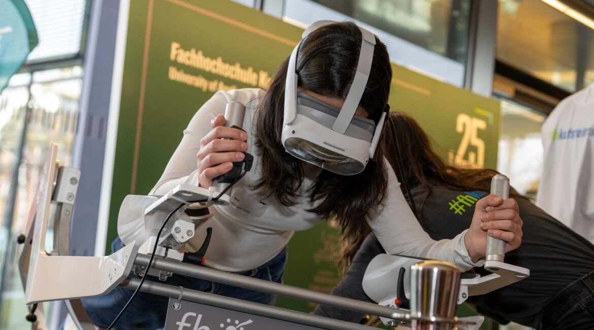 Girls-Tech-Up-Day-Besucherin-3D-Rundflug | © OVE Besucherin des Girls! TECH UP Day beim 3D-Rundflug. | © OVE
