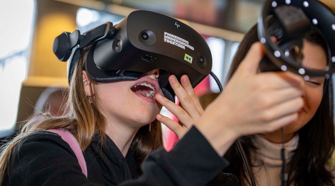 Girls-Tech-Up-Day-Besucherin-3D-Brille | © OVE Besucherin des Girls! TECH UP Day mit einer 3D-Brille. | © OVE