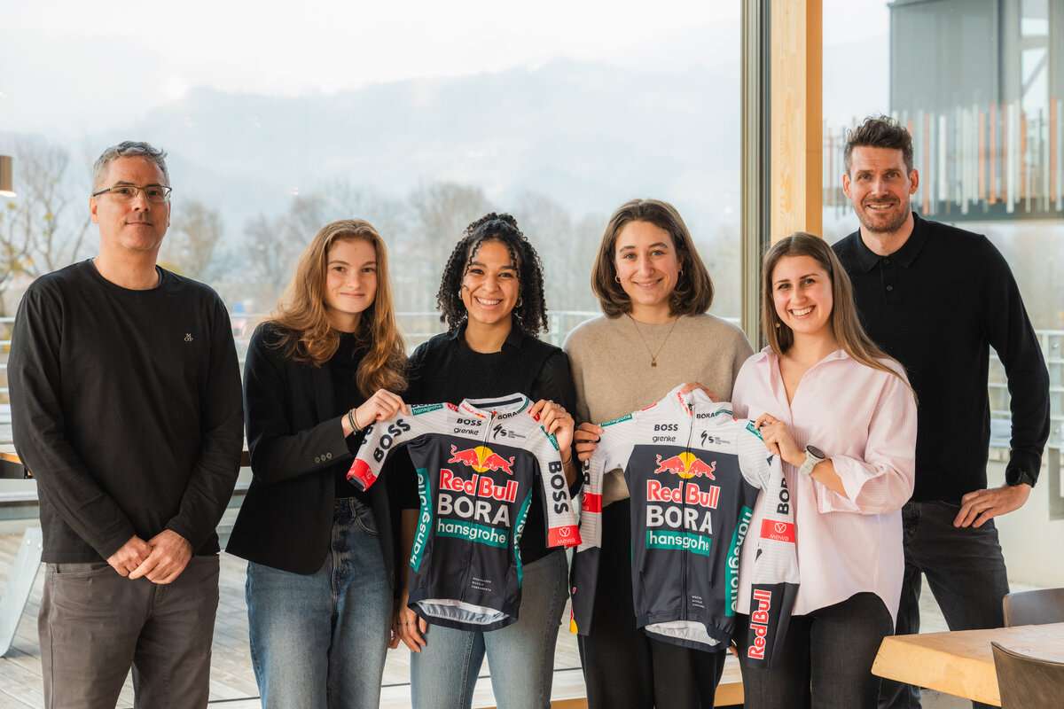 MKM-Red-Bull-BORA-hansgrohe-Projektteam | © BORA/David Ried V.l.n.r.: Projekt-Coach Prof. (FH) Dr. Peter Schneckenleitner, Leonie van der Vorst, Vanessa Mariacher, Emelie Asböck, Nina Gärtner und Martin Brückner von Redbull – BORA - hansgrohe | © BORA/David Ried