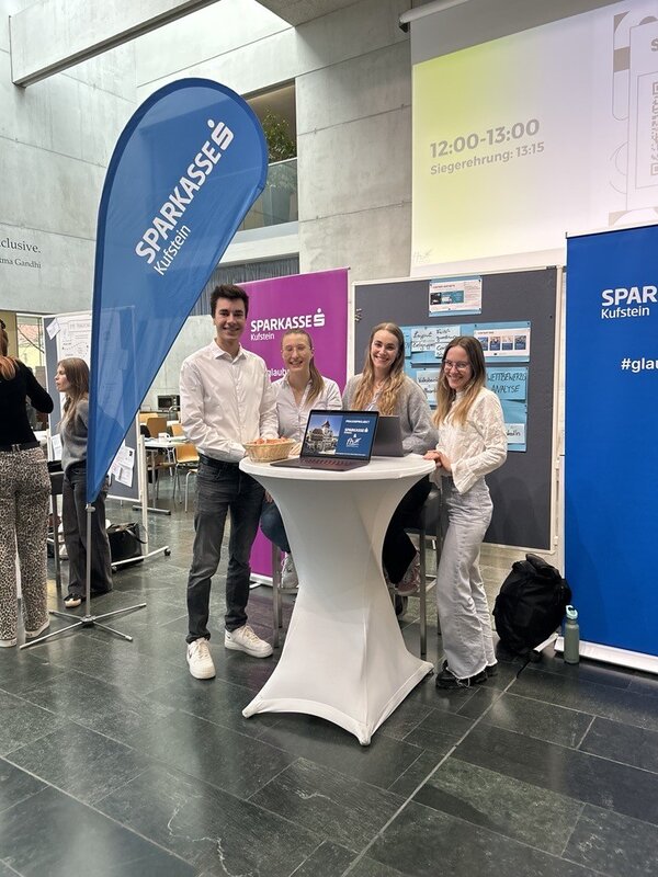 Studierende an ihrem Stand bei der Expo in der Aula | © Sparkasse Kufstein