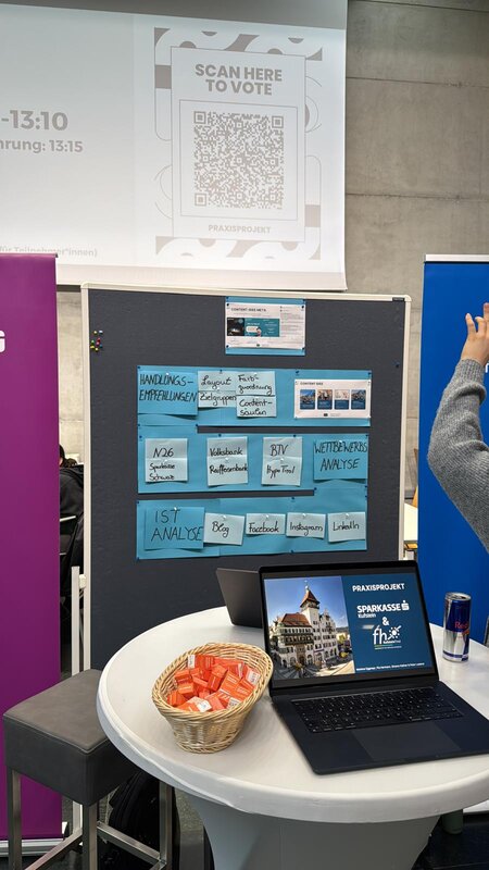 Pinnwände, Stehtisch mit Dekoration bei der Expo | © Sparkasse Kufstein