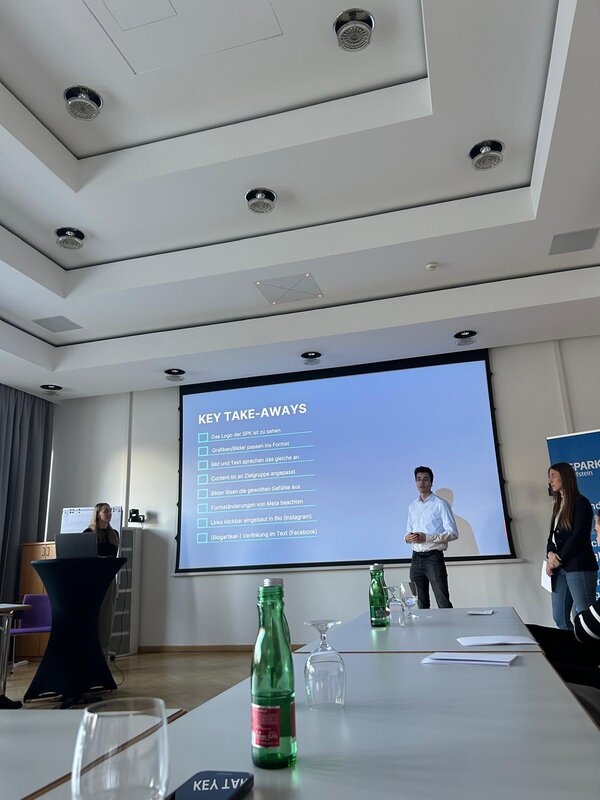 Studierende bei der Abschlusspräsentation  | © Sparkasse Kufstein