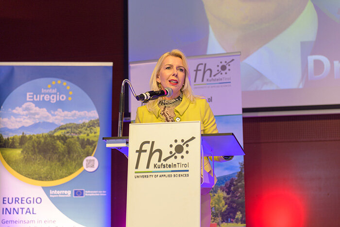 Barbara Schwaighofer am Rednerpult klein | © FH Kufstein Tirol