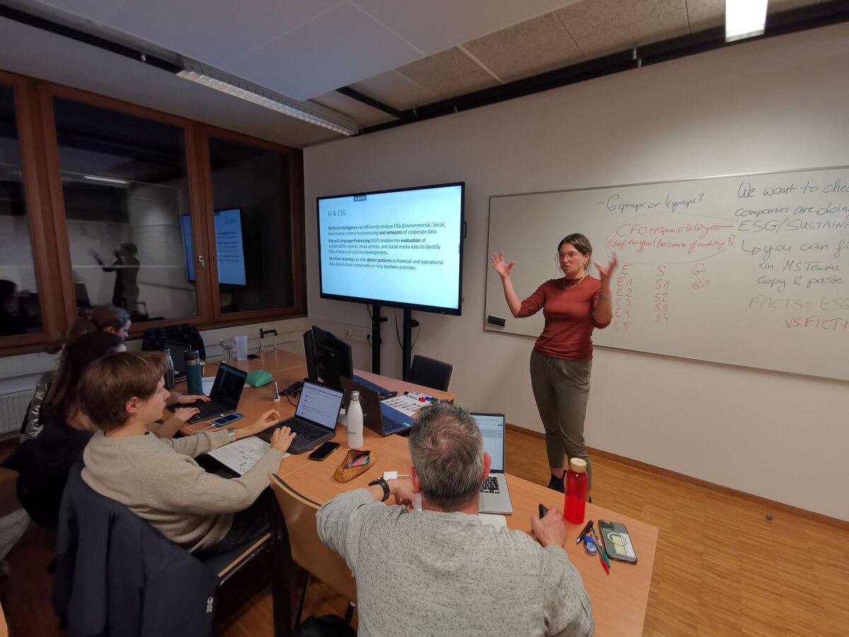 Helena-Strohl-Vortrag-KI-Finanzsektor | © FH Kufstein Tirol Helena Strohl bei ihrem Vortrag über künstliche Intelligenz im Finanzsektor. | © FH Kufstein Tirol