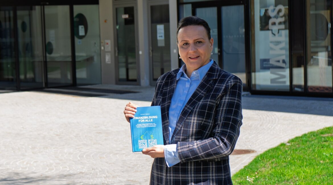 Prof-FH-Dr-Dominika-Galkiewicz-Buch-Finanzbildung-fuer-alle | © FH Kufstein Tirol Prof. (FH) Dr. Dominika Galkiewicz zeigt ihr neues Buch "FINANZBILDUNG FÜR ALLE" auf dem Campus der FH Kufstein Tirol | © FH Kufstein Tirol