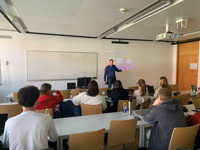 Vortragender trägt vor den Studierenden vor | © FH Kufstein Tirol
