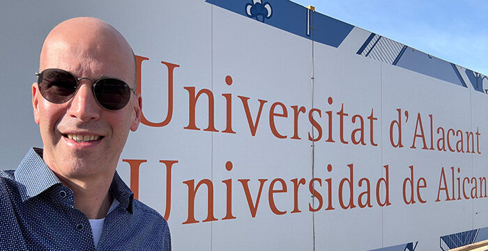 Alicante-Contentbild | © privat Peter Dietrich vor dem Eingangsschild der Universität | © privat