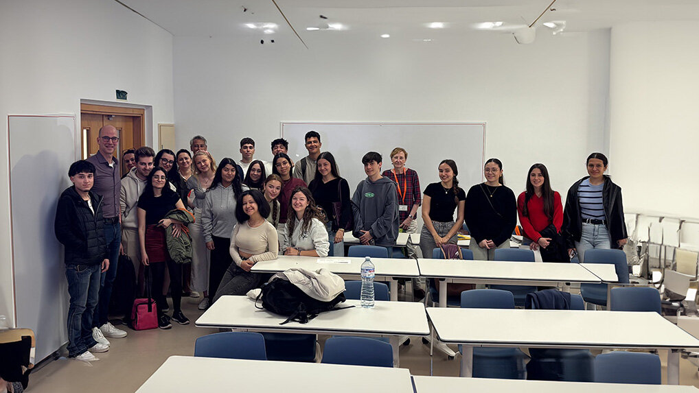 Alicante-Titelbild | © FH Kufstein Tirol, ki-adaptiert Teilnehmerinnen des Workshops im Klassenzimmer für ein Gruppenbild | © FH Kufstein Tirol, ki-adaptiert