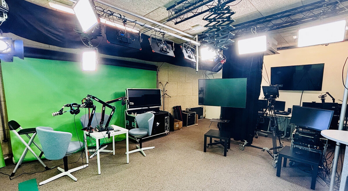 Media Lab Titelbild | © FH Kufstein Tirol Green Screen, Podcast Station im Media Lab | © FH Kufstein Tirol