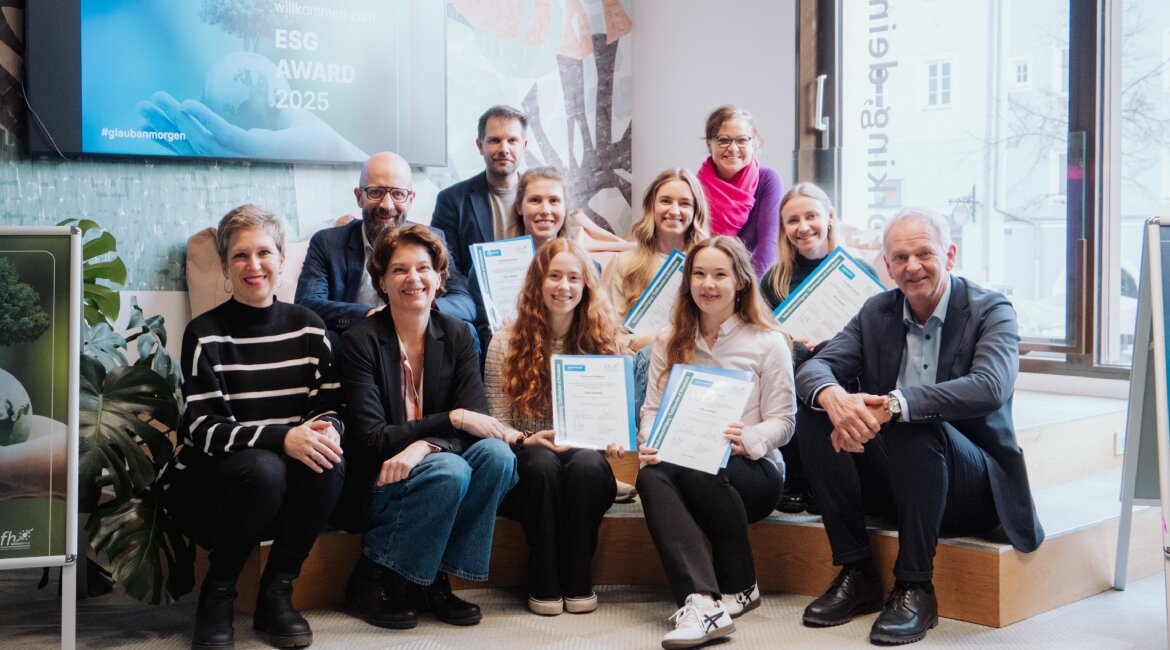 Gruppenfoto der Preisträgerinnen des ESG-Awards 2025 mit der Fachjury, Prof. (FH) DDr. Mario Situm, MBA, und Dir. Klaus Felderer von der Sparkasse Kufstein. | © Matthias Höck