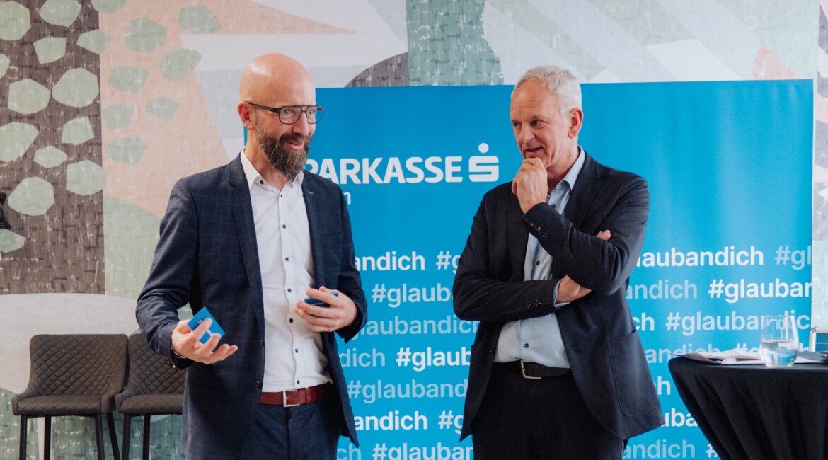 Hannes-Widmann-Klaus-Felderer-Sparkasse-Kufstein | © Matthias Höck Mag. (FH) Hannes Widmann (links im Bild) im Gespräch mit Dir. Klaus Felderer, Vorstand der Sparkasse Kufstein. | © Matthias Höck