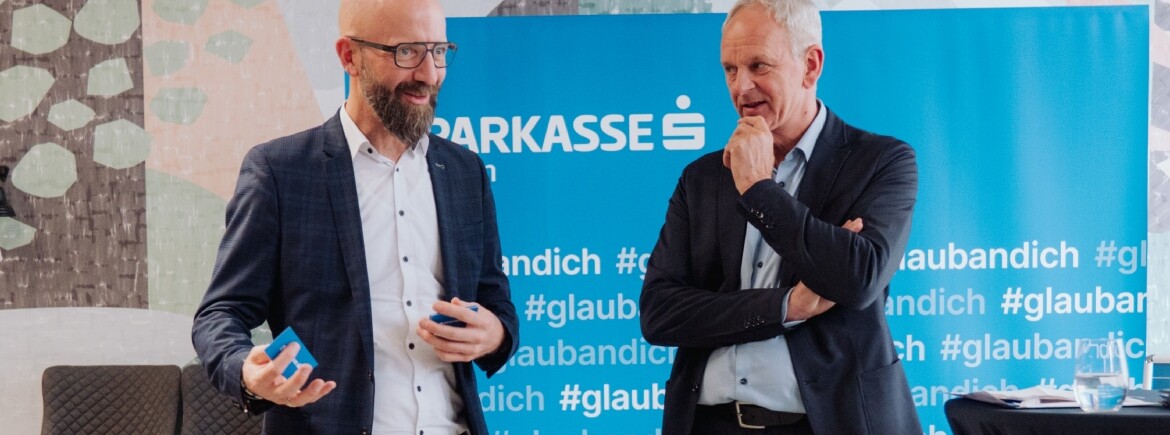 Mag. (FH) Hannes Widmann (links im Bild) im Gespräch mit Dir. Klaus Felderer, Vorstand der Sparkasse Kufstein. | © Matthias Höck