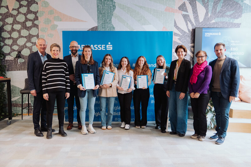 Die ESG-Award-Preisträgerinnen zusammen mit der Fachjury und weiteren Gästen.  | © Matthias Höck