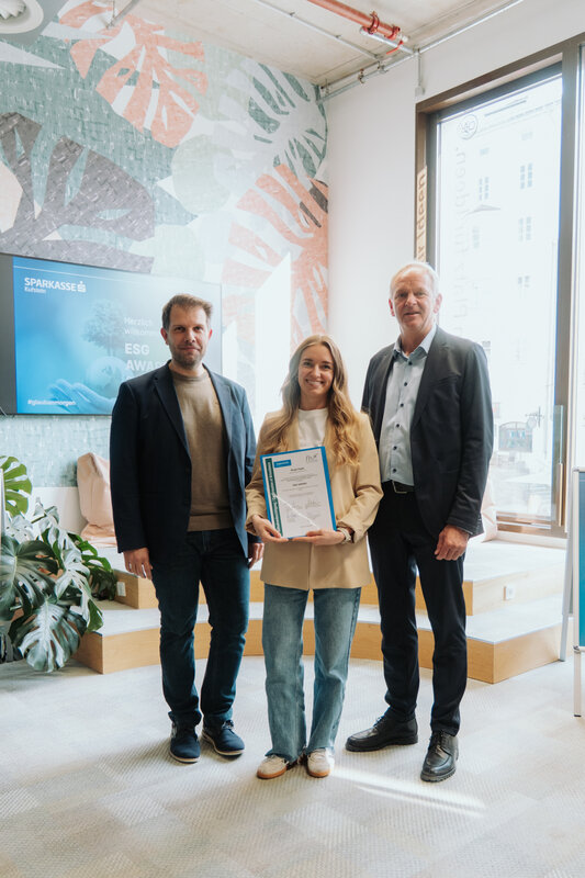 Prof. (FH) DDr. Mario Situm und Dir. Klaus Felderer zusammen mit ESG-Preisträgerin Birgit Pajek. | © Matthias Höck