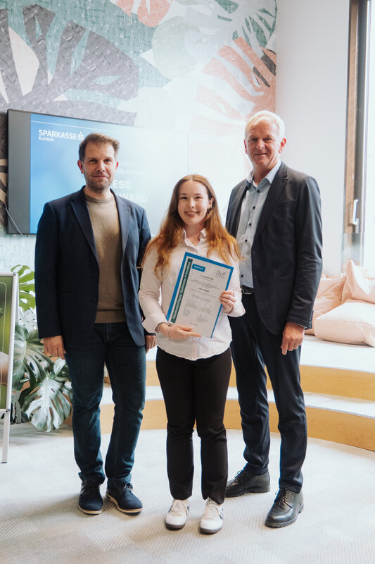 Prof. (FH) DDr. Mario Situm und Dir. Klaus Felderer zusammen mit ESG-Preisträgerin Franziska Pohl. | © Matthias Höck