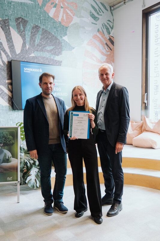 Prof. (FH) DDr. Mario Situm und Dir. Klaus Felderer zusammen mit ESG-Preisträgerin Christina Schoder. | © Matthias Höck