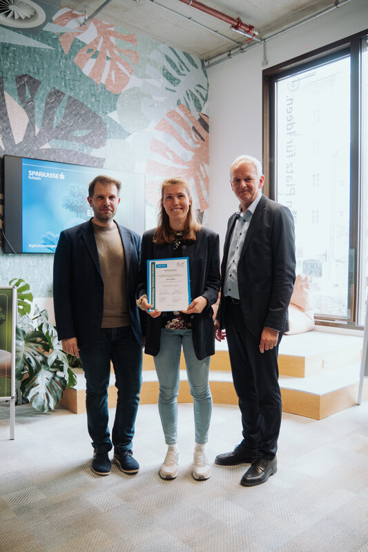 Prof. (FH) DDr. Mario Situm und Dir. Klaus Felderer zusammen mit ESG-Preisträgerin Veronika Gassner. | © Matthias Höck