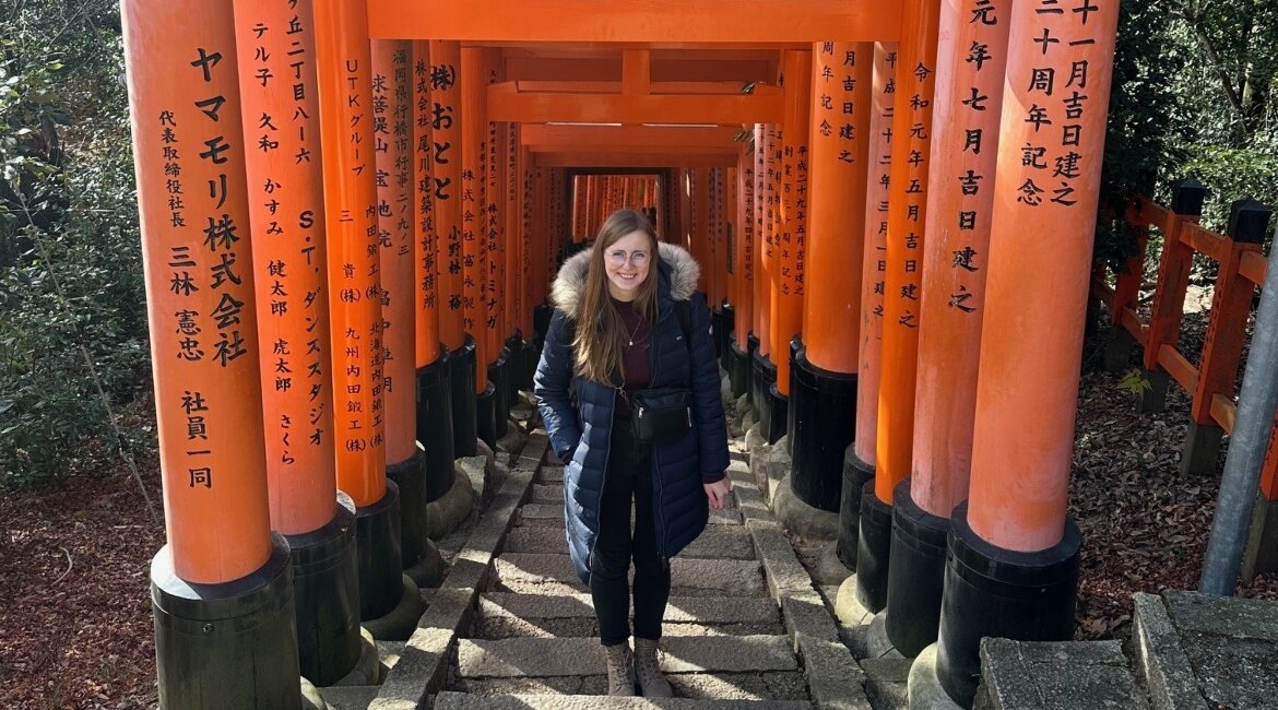 KI-Interview-Lisa-Maria-Schedlberger-Torii-Tore | © privat Lisa-Maria Schedlberger erkundet während ihres Aufenthalts in Japan anlässlich der ICMET die berühmten Torii-Tore des Fushimi Inari Schreins in Kyoto. | © privat