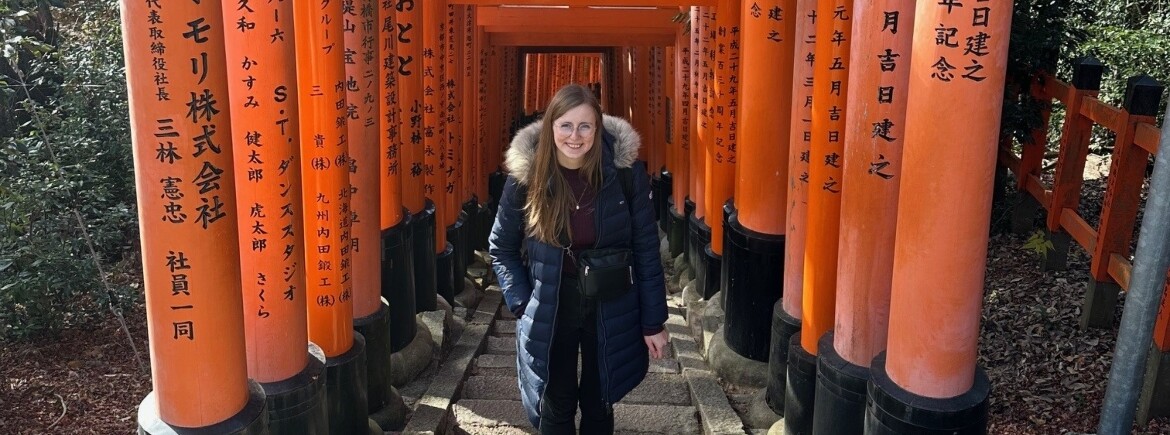 KI-Interview-Lisa-Maria-Schedlberger-Torii-Tore | © privat Lisa-Maria Schedlberger erkundet während ihres Aufenthalts in Japan anlässlich der ICMET die berühmten Torii-Tore des Fushimi Inari Schreins in Kyoto. | © privat