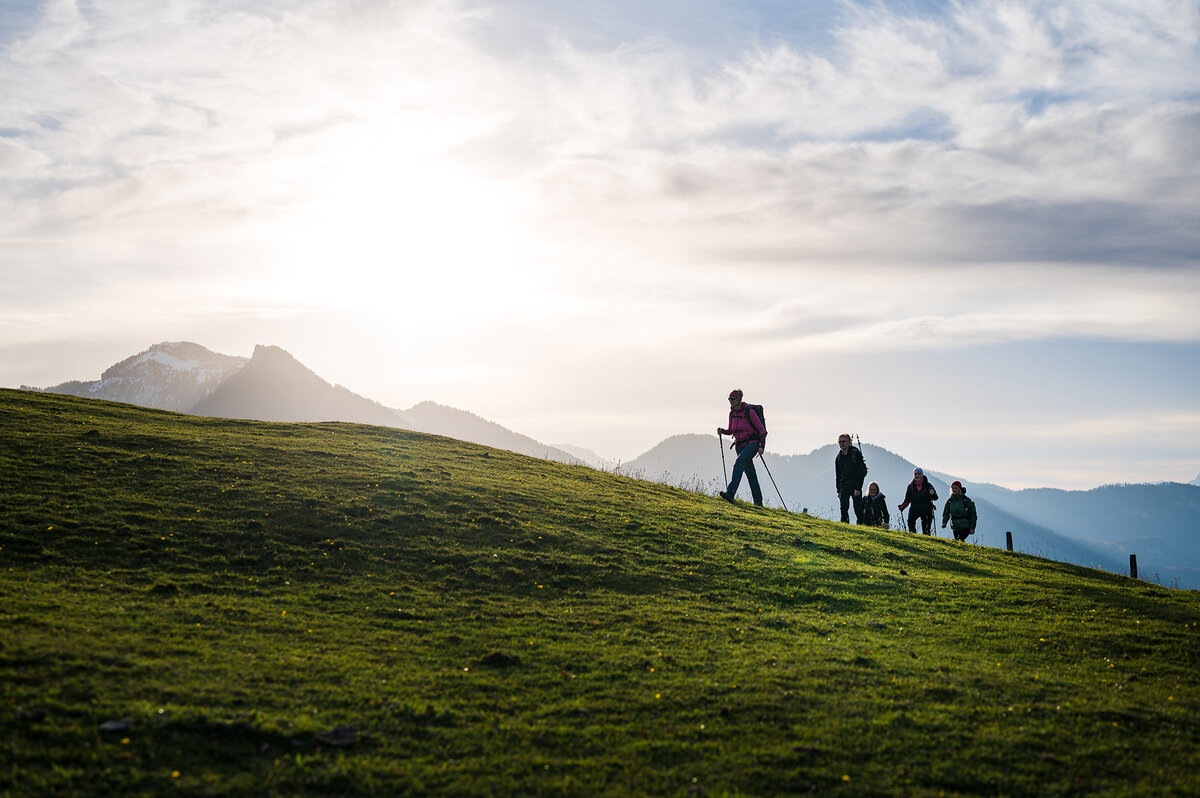 Titelbild Resilienzmanager | © Chiemgau GmbH Tourismus Personen laufen auf einen Hügel | © Chiemgau GmbH Tourismus