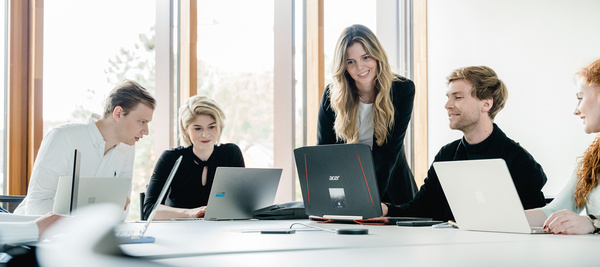 Personen sitzen nebeneinander und arbeiten am Laptop | © FH Kufstein Tirol