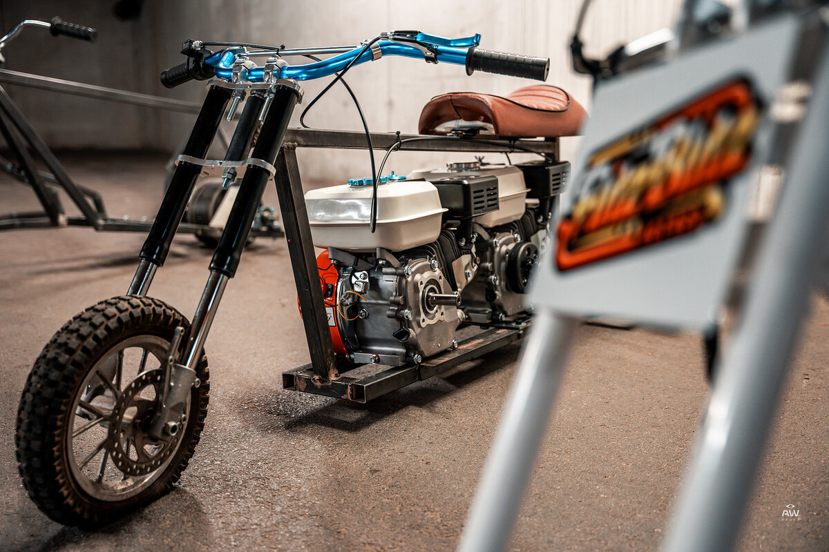 Motorrad Nahaufnahme | © Alexander Wohlfart Motorrad Vorderrat Nahaufnahme in einer Garage | © Alexander Wohlfart