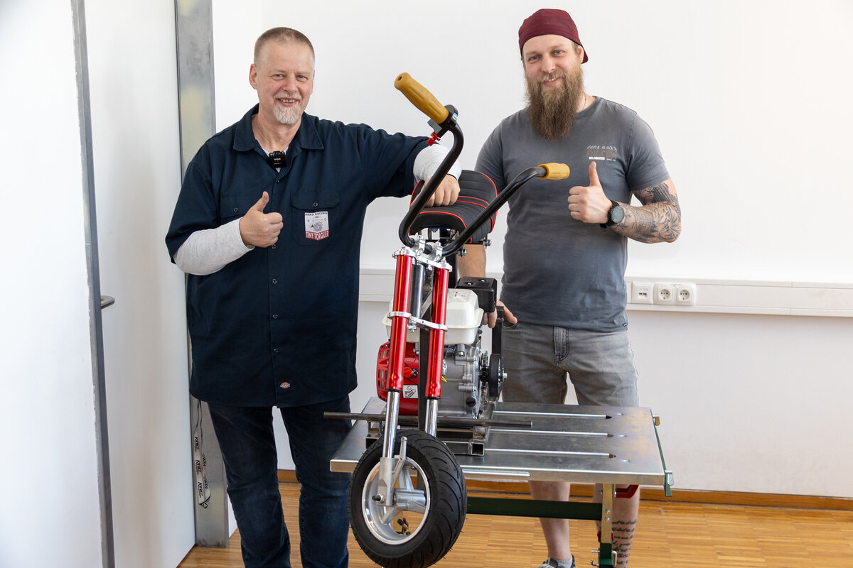 Mini-Motorrad Schmid und Mandl | © Alexander Wohlfart Christian Schmid mit Bernhard Mandl neben dem Motorrad | © Alexander Wohlfart